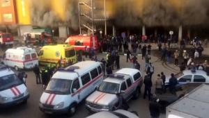 Una dintre cele mai mari pieţe din Rusia ARDE! Mii de oameni au fost evacuaţi, după ce o EXPLOZIE a pulverizat parcarea subterană (VIDEO)