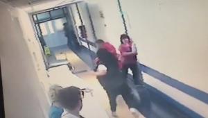 Imagini șocante la UPU Buzău! Bărbați și femei se bat pe holurile spitalului, pacienții fiind evacuați după ce mama unui copil a golit un spray lacrimogen (Video)