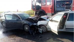 Patru persoane, la spital după ce două mașini s-au ciocnit frontal în Hunedoara. O fetiţă de 9 ani a scăpat, ca prin miracol, fără nicio zgârietură
