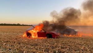 Ferrari F8 Tributto, făcut scrum într-o miriște de porumb. Supercarul a luat foc în timp ce era testat de un youtuber american