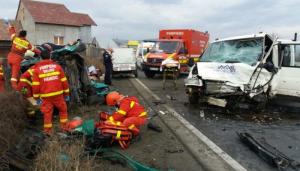 Accident grav la Boiţa. Un microbuz cu persoane s-a răsturnat pe marginea şoselei, izbit de o camionetă (video)