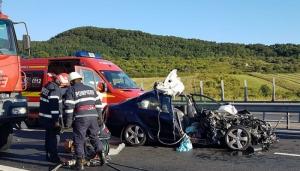 IMPACT nimicitor pe A1, la Sibiu! Un autoturism s-a izbit violent de un TIR. Trei persoane au ajuns la spital. IMAGINI de la locul acidentului