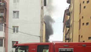 Incendiu violent într-un bloc din Sibiu! Aproximativ 50 de oameni, printre care şi COPII, evacuaţi de urgenţă (VIDEO)