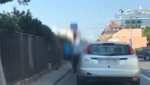 Imaginile bătăii din trafic de la Cluj. Şoferii şi-au împărţit pumni şi picioare lângă o maşină care bloca banda