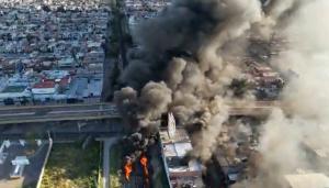 Incendiu uriaș în Mexic, după ce un camion care transporta combustibil a făcut accident. Mai multe maşini distruse, 120 de case avariate şi 1.500 de oameni evacuaţi