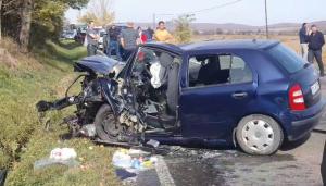 Șoferi morți pe un drum din Neamț, după ce mașinile lor s-au ciocnit frontal. Traficul este blocat pe ambele sensuri   
