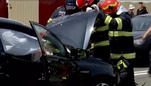 Un şofer de 18 ani a băgat 5 oameni în spital, după un accident groaznic, în Tuzla. "Mă mir că au scăpat săracii. Maşina parcă e tăiată cu fierăstrăul"