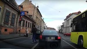 "Mai rar așa oameni". Gest impresionant făcut de un şofer din Sibiu, surprins în imagini. A coborât din maşină şi a ajutat doi bătrânei să treacă strada