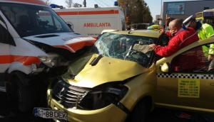 Accident CUMPLIT în Constanţa! Un taxi a fost SPULBERAT de o ambulanţă - IMAGINI DRAMATICE