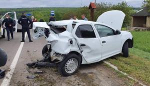 Logan cu radar pe el distrus de un Mercedes S pe cea mai rapidă șosea din Moldova