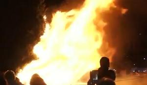 Focul lui Sumedru. Tradiția spune că localnicii se adună ca să alunge spiritele rele: ''Aşa ne-am pomenit din tată-n fiu''
