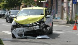 Un taximetrist a făcut prăpăd cu mașina, după ce a ignorat indicatorul stop într-o intersecție din Drobeta Turnu Severin