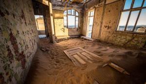 Fotogalerie: Kolmanskop, orașul fantomelor. Locul în care nisipul mușcă din case, din spital, din casino