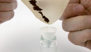 GALERIE FOTO inedită: Aşa arată CEA MAI MICĂ ceaşcă de cafea din lume, băutura fiind creată dintr-o SINGURĂ boabă de cafea