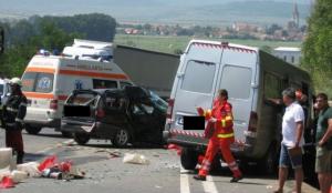 Accident cumplit la Bujoreni, în Teleorman! Un mort şi 11 răniţi, după un impact teribil între un microbuz şi o maşină. A fost activat Planul Roşu de intervenţie