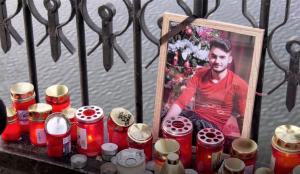 Altar cu flori şi lumânări pe podul sub care a fost găsit mort Vasile. Mâine, băiatul orfan va fi condus pe ultimul drum