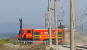 "Vai, nebuni sunt! Vai de capul meu!" Maşină de pompieri, la un pas să fie lovită de tren la o trecere de cale ferată din Câmpia Turzii