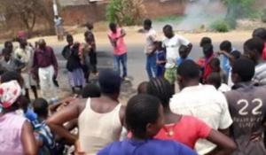 8 oameni ucişi, după ce au fost acuzaţi că ar fi fost VAMPIRI. Localnicii furioşi îi vânează pe 'cei îmbrăcaţi în negru'