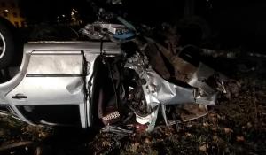 Accident cu 4 victime la Vicovu de Sus. Un tânăr şofer a ieşit de pe şosea, noaptea, şi a înfipt maşina într-un copac