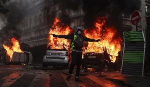 Haos la Paris din cauza prețului la carburanți. 'Vestele galbene' au incendiat clădiri și mașini
