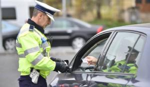 Dialog între un șofer cu telefonul în mână la volan şi poliţistul care l-a oprit: "Știi cine e tata? Ştii sau nu?"