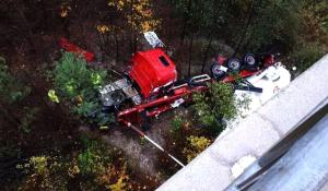 Un TIR s-a prăbuşit în gol de pe un pod, după un accident cumplit, în Slovenia