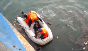 O adolescentă de 17 ani, mamă a doi copii, s-a aruncat în apele Oltului. Apoi le-a mulţumit salvatorilor ei (video)