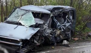Accident groaznic la Lucianca, în Dâmboviţa. Un microbuz cu pasageri s-a zdrobit de un TIR