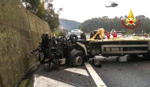 Dezastru pe o autostradă din Italia. Doi şoferi de TIR au murit pe loc după un impact devastator