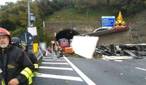 Dezastru pe o autostradă din Italia. Doi şoferi de TIR au murit pe loc după un impact devastator
