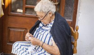 Bătrână de 72 de ani, dealer de droguri în liceele din Oradea