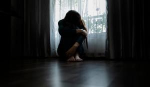 Statul va acorda 30 de vouchere victimelor violenţei domestice, deşi doar anul trecut au fost înregistrate 70.000 de cazuri