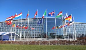 Momentul istoric în care steagul Finlandei a fost ridicat la sediul NATO de la Bruxelles pentru prima dată. VIDEO