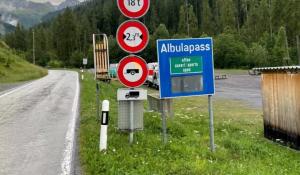 Aventura unui șofer de TIR "trădat" de GPS, în Elveția. A ignorat toate indicatoarele rutiere, apoi s-a chinuit ore întregi să deblocheze camionul