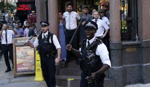 Oxford Street, invadată de poliţişti după un mesaj apărut pe reţelele sociale. Au fost arestaţi nouă adolescenţi