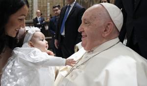 "O practică inumană, regretabilă". Papa Francisc cere interzicerea mamelor surogat