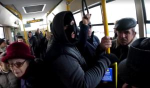 Tânărul care vânează HOŢII DE BUZUNARE, din nou la datorie! A surprins foşti puşcăriaşi cum fură în transportul public (VIDEO ŞOCANT)