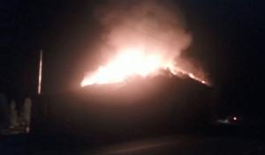 O pensiune în care se aflau 12 turişti a luat foc la Buzău. Pompierii se luptă să stingă focul de la 4 dimineaţa (Video)