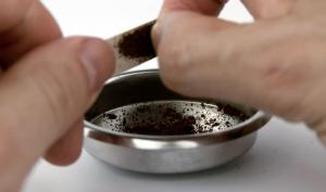 GALERIE FOTO inedită: Aşa arată CEA MAI MICĂ ceaşcă de cafea din lume, băutura fiind creată dintr-o SINGURĂ boabă de cafea