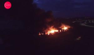 Incendiu DEVASTATOR la Baloteşti, nestins după 12 ore! TREI HALE ard, pe o suprafaţă de 10 MII DE METRI PĂTRAŢI! Imagini terifiante surprinse cu drona