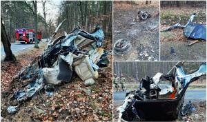 "Iisuse, nici nu poți recunoaște mașina!" Doi adolescenți au murit pe loc, după ce au rupt cu Jaguarul un copac, pe un drum din Polonia. Acul vitezometrului s-a oprit la 170 km/h