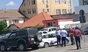Un bărbat din Sibiu a murit strivit între un autoturism şi un stâlp. Şoferul care a provocat tragedia încerca să evite o altă maşină