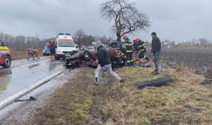 Accident înfiorător la ieşirea din Rădăuţi, în Suceava. Oameni blocaţi între fiare după un impact dezastruos