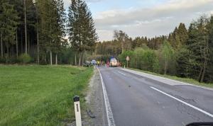 Tineri români spulberaţi de un şofer beat, pe un drum din Austria. Maşina lor a ricoşat într-un copac, apoi s-a răsturnat