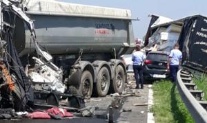 Primele imagini de la accidentul cu două TIR-uri, de la Giurgeni. Şoferul unuia dintre ele a murit pe loc