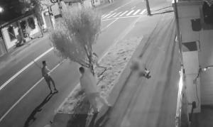 Imagini cu atacul de la Galaţi, în care un bărbat a fost ucis în plină stradă (Video)