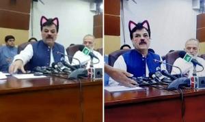 Un ministru și-a ruinat conferința apărând în postura de pisică în transmisiunea live, în Pakistan