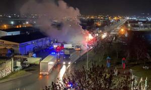 Autobuz de călători în flăcări, pe o stradă din Mureş (Video)