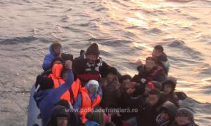 IMAGINI dramatice: 56 de femei, bărbaţi şi copii, aflaţi într-o barcă supraaglomerată, salvaţi de poliţiştii români (VIDEO)