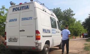 Filmul crimei din Lanurile, unde un poliţist a fost tranşat în propria casă. Anchetatorii scot la iveală detalii înfiorătoare (Video)